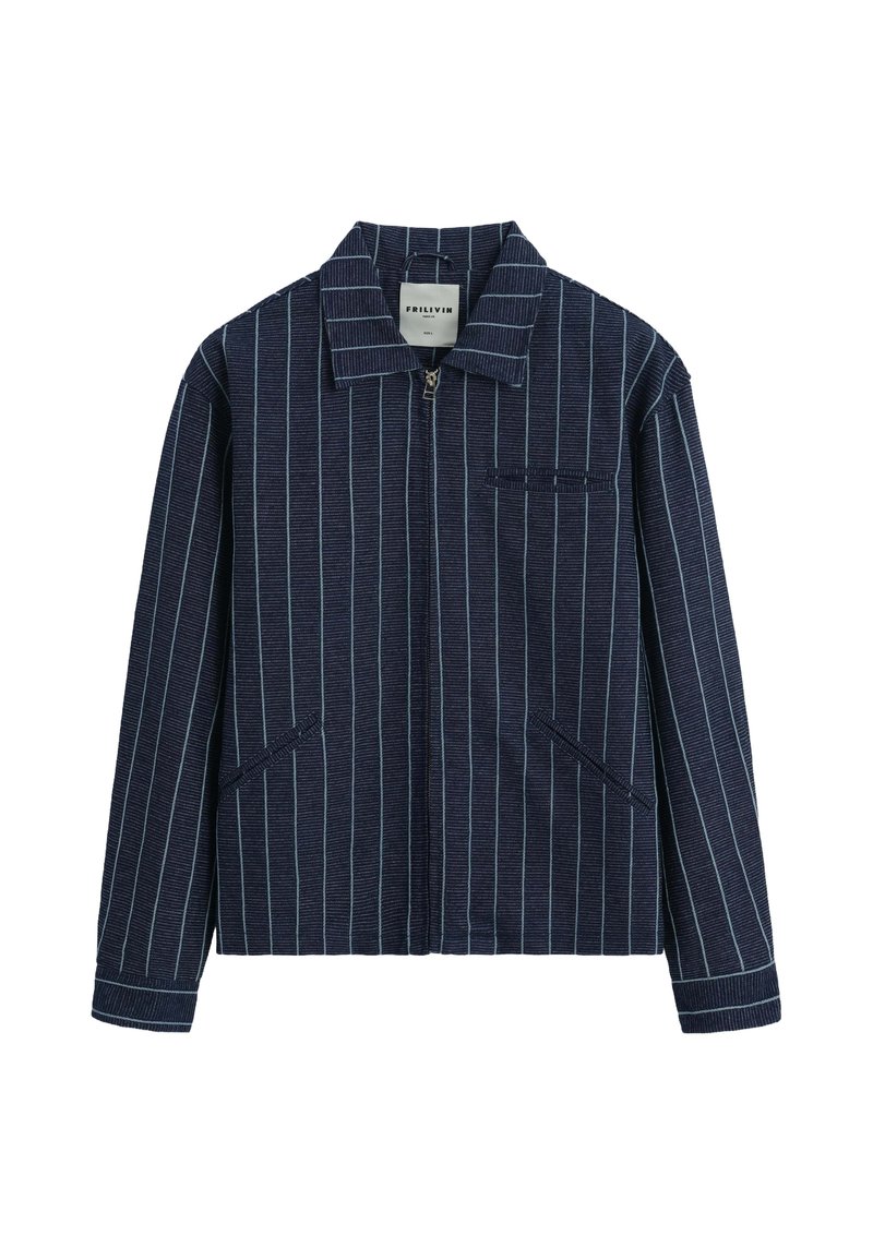 Veste à fermeture éclair bleu marine avec des rayures verticales bleu clair, col à revers, deux poches latérales et tissu texturé.