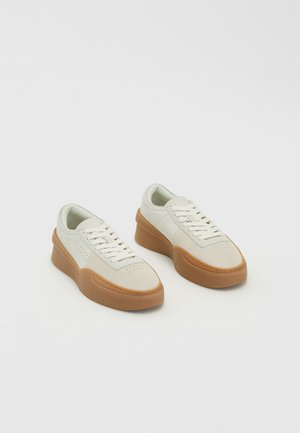 Lacoste AURA CLUB - Sneakers basse - off white