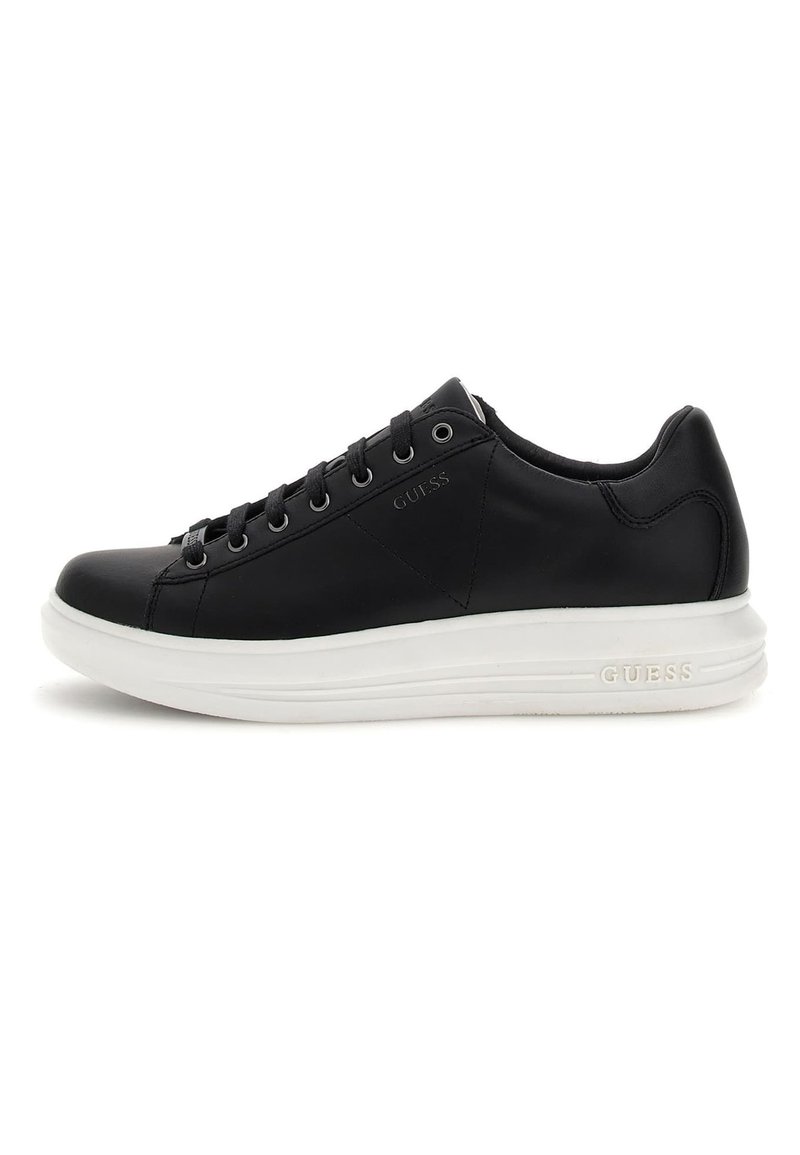 Sneaker in pelle nera con suola in gomma bianca, caratterizzato da punta rotonda, design con lacci e dettaglio del logo impresso sul lato.