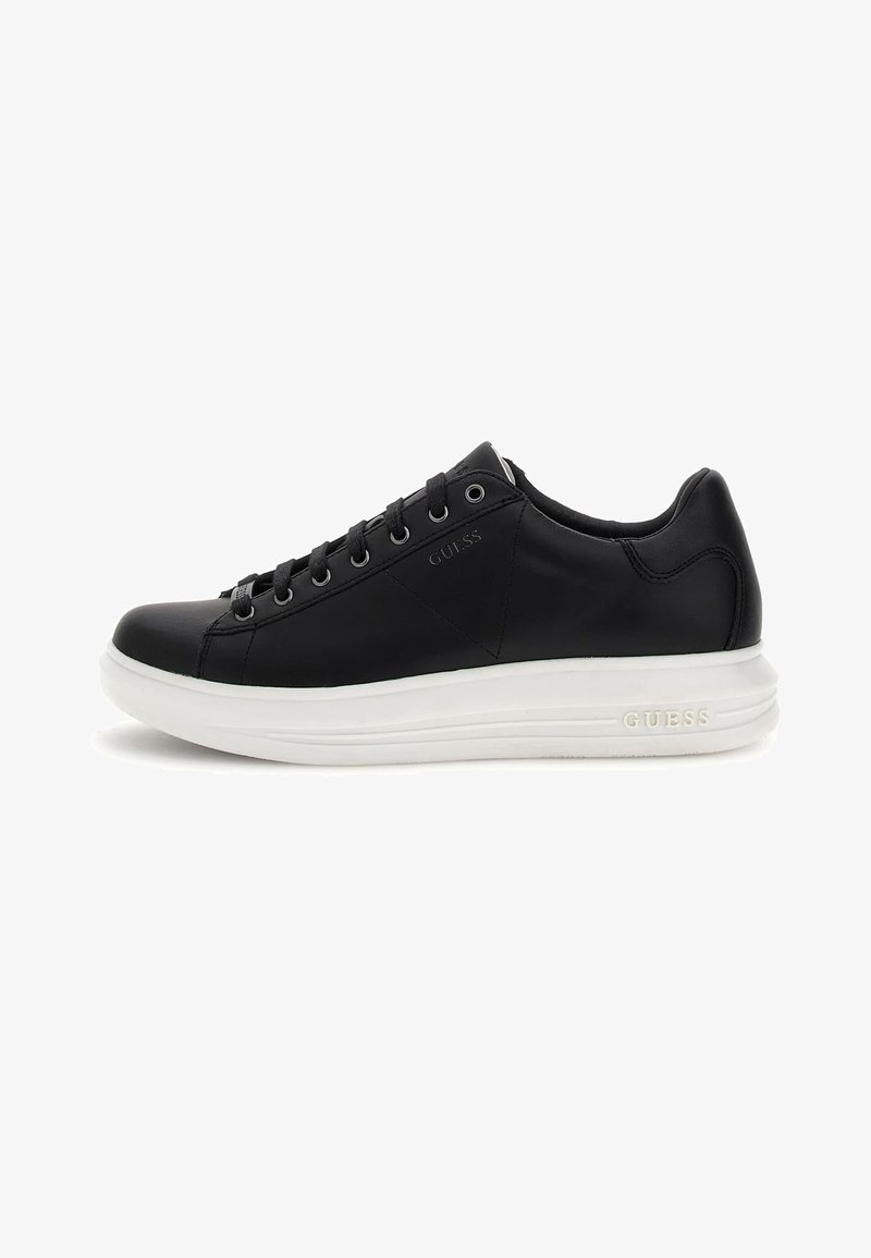 Sneaker in pelle nera con suola in gomma bianca, caratterizzato da punta rotonda, design con lacci e dettaglio del logo impresso sul lato.