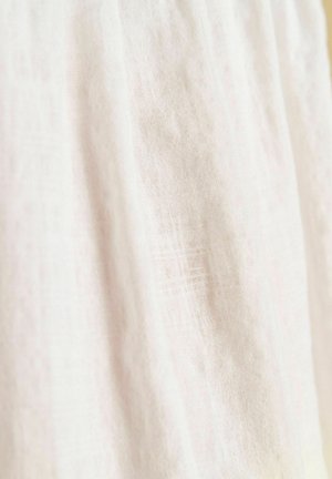 Lekkka tkanina lniana w delikatnym białym kolorze z subtelną teksturą, z lekko przezroczystym charakterem i naturalnym, oddychającym układem.