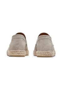 Beige suède espadrilles met gevlochten juten zolen, met een gladde textuur en afgeronde achterkant, ontworpen voor casual gebruik.