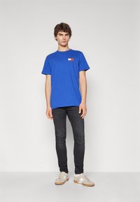 Tommy Jeans SLIM ESSENTIAL FLAG TEE - T-Shirt print - bright blue