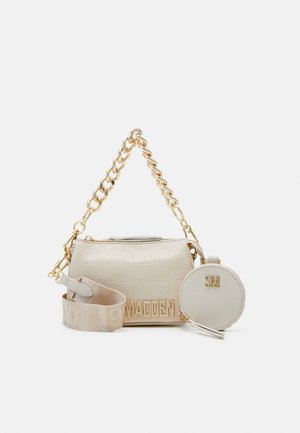 Beige crossbody-taske med præget mønster, guldkædehåndtag, bred stofrem, rund møntpose og guld "MADDEN" og "SM" logoer.