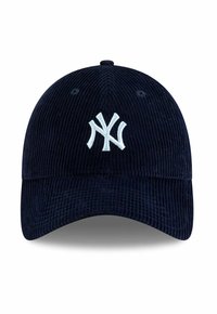 Casquette de baseball en velours côtelé bleu marine avec une visière courbée et un logo "NY" brodé en blanc à l'avant. Tissu texturé avec des nervures verticales.