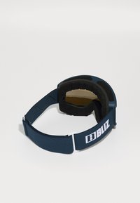 Lunettes de ski Bliz avec une monture bleu marine, des verres teintés jaunes, un rembourrage en mousse plush et une sangle élastique réglable avec un logo blanc.