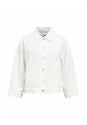 Valkoinen nappillinen takki, jossa pitkät hihat, terävä kaulus ja kaksi etutaskua, esitetty yksinkertaisella taustalla.