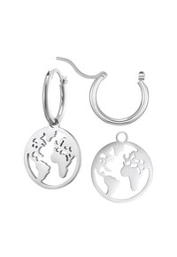 Orecchini a cerchio in argento con pendenti circolari che presentano un design a mappa del mondo ritagliato. Texture liscia con finitura lucida.