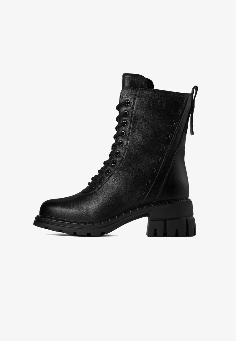 Botín negro de cuero hasta el tobillo con punta redonda, cierre con cordones en la parte delantera, tacón cuadrado y detalles de costura en los laterales. Cuenta con una cinta en la parte trasera para facilitar el calzado.