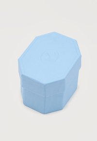 Φωτεινό γαλάζιο οκταγωνικό κουτί με υφή στην επιφάνεια και ανάγλυφο λογότυπο στο καπάκι, τοποθετημένο σε απλό λευκό φόντο.