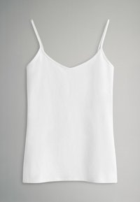 Weißes Satincamisole mit dünnen Spaghettiträgern, einem V-Ausschnitt und einer glatten, leichten Textur. Schlichtes Design, ohne Muster oder Verzierungen.