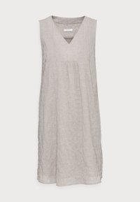 Jasnoszara lniana sukienka z dekoltem w serek, bezrękawowym krojem i sylwetką w kształcie litery A, z delikatną teksturą i marszczeniami w talii.