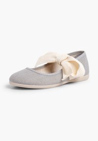 Las bailarinas Mary Jane de tela gris presentan una punta redondeada y un lazo de tela beige en el lateral, con una suela flexible beige.