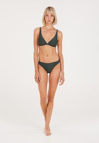 Donkergroen bikini-set met een driehoekige top met brede bandjes en bijpassende laag uitgesneden broekjes, beide met een horizontale ribbeltextuur.