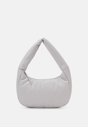 Ανοιχτό γκρι τσάντα hobo με μαλακή, επενδεδυμένη υφή, καμπύλη λαβή και φερμουάρ, δημιουργώντας έναν κομψό, μινιμαλιστικό σχεδιασμό.
