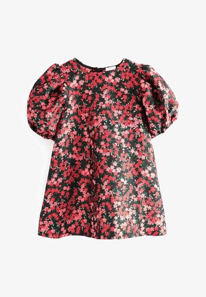 Robe fleurie avec manches courtes bouffantes, présentant un fond noir et des motifs floraux rouges, roses et verts. Tissu doux, encolure ronde.