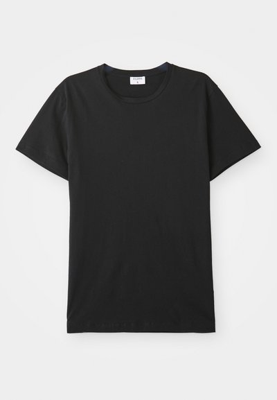 Camiseta negra de manga corta con cuello redondo, hecha de tela de algodón suave. Diseño sencillo sin patrones ni acentos.