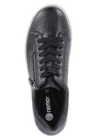 Sneaker in pelle nera con finitura testurizzata, punta rotonda, lacci piatti, zip laterale e suola in gomma bianca. L'interno presenta una soletta con logo.