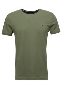 Olivegrünes Baumwoll-T-Shirt mit kurzen Ärmeln und rundem Halsausschnitt. Hat ein kleines Logo auf der Brust. Einfaches, schlichteres Design.