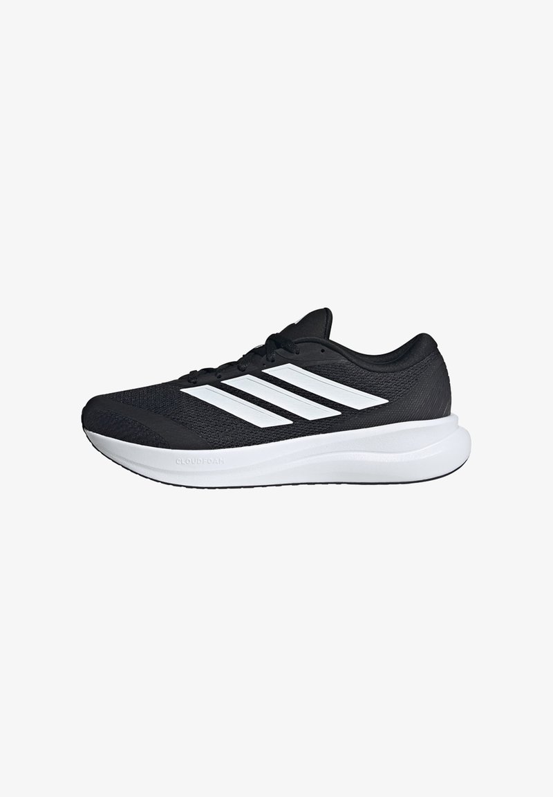 Schwarzer Adidas Laufschuh mit weißen drei Streifen und dicker weißer gepolsterter Sohle auf weißem Hintergrund.