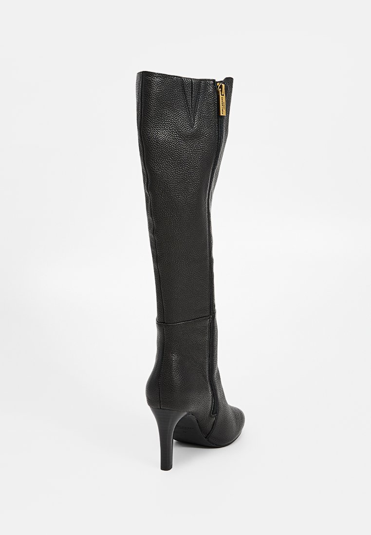 Czarny skórzany but do kolan z teksturowanym wykończeniem, smukłym obcasem w kształcie szpilki i bocznym zamkiem błyskawicznym ułatwiającym wkładanie.