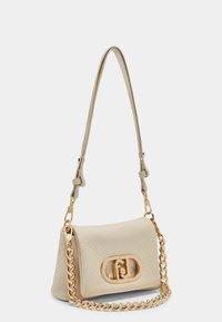 Borsa a mano in pelle beige con finitura texture, dotata di tracolla a catena e chiusura ad ovale in tonalità oro sul davanti.