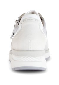 Witte suède sneaker met een grijze rubberen zool, voorzien van een ritssluiting aan de zijkant en gladde texturen, met de nadruk op minimalistische ontwerpelementen.