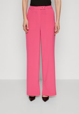 Korkeavyötäröiset, leveälahkeiset housut kirkkaanpinkissä kankaassa, joissa on etuosan nappikiinnitys ja sivutaskut, sileällä pinnalla.