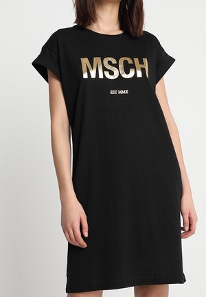 Vestido camiseta negro de algodón con mangas cortas enrolladas, con estampado metálico dorado "MSCH" y "EST MMX" en el frente. Corte simple y cómodo.