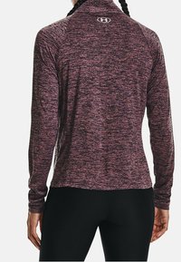 Langdurige sporttop met lange mouwen in paars en zwart gemêleerd stof, met een hoge kraag en logo op de achterkant, met een aansluitend ontwerp.