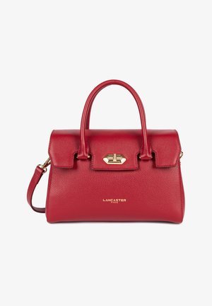 Sac à main en cuir rouge avec une forme structurée, des poignées doubles et une bandoulière amovible. Présente un fermoir doré et un logo en relief.