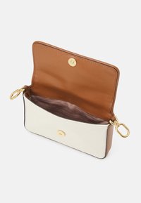 Brązowy i kremowy portfel o wyraźnej strukturze, z zapięciem na zatrzask, złotymi elementami i teksturowanym wnętrzem, zawierający otwartą przegrodę.