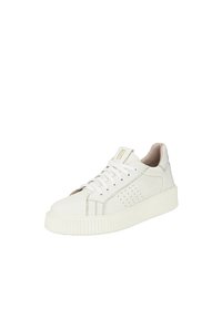 Baskets blanches avec une tige en cuir texturé, bout rond et détails perforés sur les côtés. Semelle en caoutchouc avec des accents striés et des lacets.