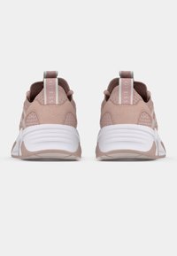 Αθλητικά παπούτσια σε ανοιχτό ροζ χρώμα με υφασμάτινο επάνω μέρος, άνετη λευκή σόλα και αντίθετες λευκές λεπτομέρειες. Διαθέτουν θηλιά έλξης με λογότυπο.