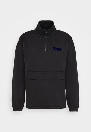 Czarna bluza z miękkiego materiału z wysokim kołnierzem i zamkiem błyskawicznym. Posiada przednią kieszeń oraz granatowy haftowany napis. Dopasowane mankiety rękawów.