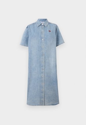 Lyseblå denimkjole med korte ærmer, knaplukning foran og stikninger i kanten. Har et lille logo på brystet. Lang, afslappet pasform.