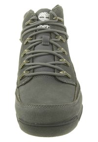 Grau wanderschuh mit einem Obermaterial aus Wildleder, verstärkter Zehenkappe, metallenen Ösen und dicker Gummisohle. Verfügt über einen gepolsterten Kragen und ein langlebiges Schnürsystem.