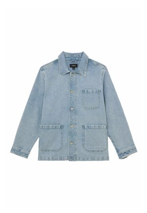 Hele sinine teksajakk, millel on kolm esimest taskut, nööpidega kinnituv ja klassikalise kraega, laotatud valgele taustale.