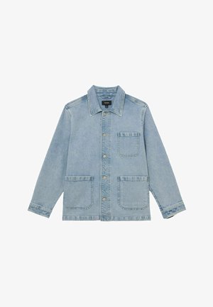 Vaaleansininen farkkutakki, jossa on kolme etutaskua, nappikiinnitys ja klassinen kaulus, aseteltuna tasaisesti valkoiselle taustalle.