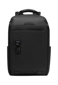 Zaino in pelle nera dal design elegante, con tasche con cerniera e maniglia superiore. Presenta un logo del marchio e un'etichetta rimovibile.