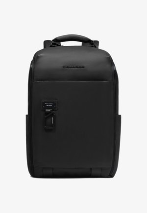 Zaino in pelle nera dal design elegante, con tasche con cerniera e maniglia superiore. Presenta un logo del marchio e un'etichetta rimovibile.