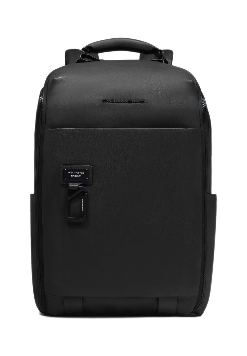 Zaino in pelle nera dal design elegante, con tasche con cerniera e maniglia superiore. Presenta un logo del marchio e un'etichetta rimovibile.