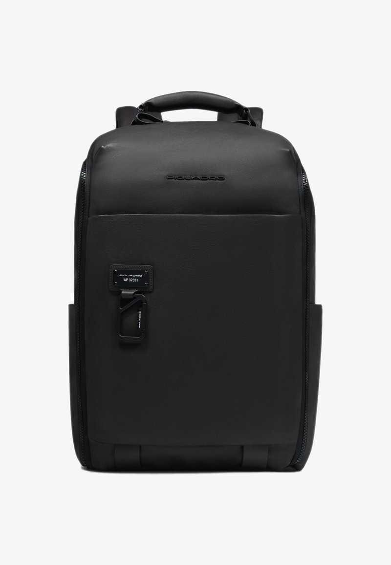 Zaino in pelle nera dal design elegante, con tasche con cerniera e maniglia superiore. Presenta un logo del marchio e un'etichetta rimovibile.