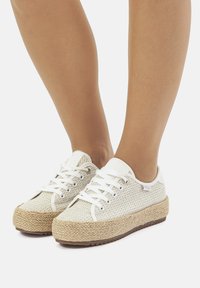 Zapatillas de malla blancas con una entresuela de yute tejido natural, que presentan cordones y ojales blancos, punta redondeada y acentos en ecru texturizado.