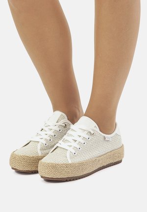 Zapatillas de malla blancas con una entresuela de yute tejido natural, que presentan cordones y ojales blancos, punta redondeada y acentos en ecru texturizado.