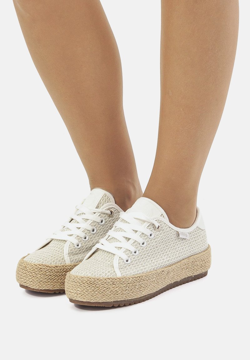 Zapatillas de malla blancas con una entresuela de yute tejido natural, que presentan cordones y ojales blancos, punta redondeada y acentos en ecru texturizado.