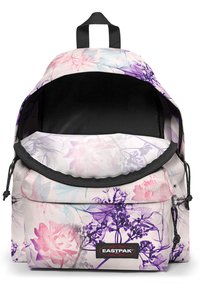 Ryggsäck med blommönster i rosa, lila och blå nyanser. Tillverkad av slitstarkt material, har en svart dragkedja och Eastpak-logotyp.