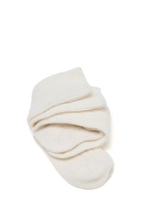 Calcetines de algodón blancos con textura acanalada, doblados uno sobre otro, mostrando un acabado suave y un diseño de puntera redondeada. Sin patrones ni logotipos visibles.