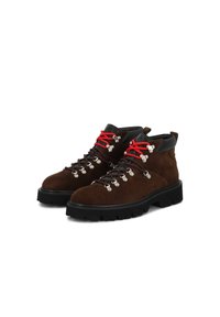 Bocanci de drumeție din suede maro, cu talpă din cauciuc negru, șireturi roșii și detalii din metal argintiu. Design înalt cu un finisaj texturat.