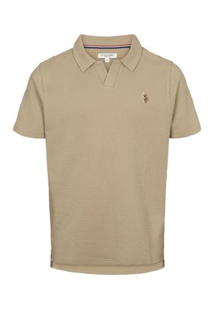 Béžové polo tričko s krátkými rukávy, texturovaným vaflovým vzorem, límečkem a malým vyšívaným logem na levé straně hrudi.